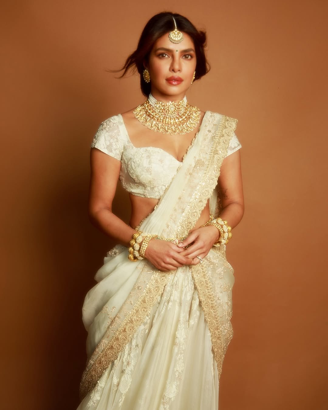 Priyanka Chopra Regal in White Gold Saree in Varanasi Title Launch Event (1)