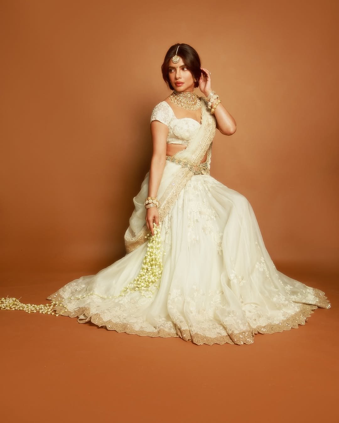 Priyanka Chopra Regal in White Gold Saree in Varanasi Title Launch Event (5)