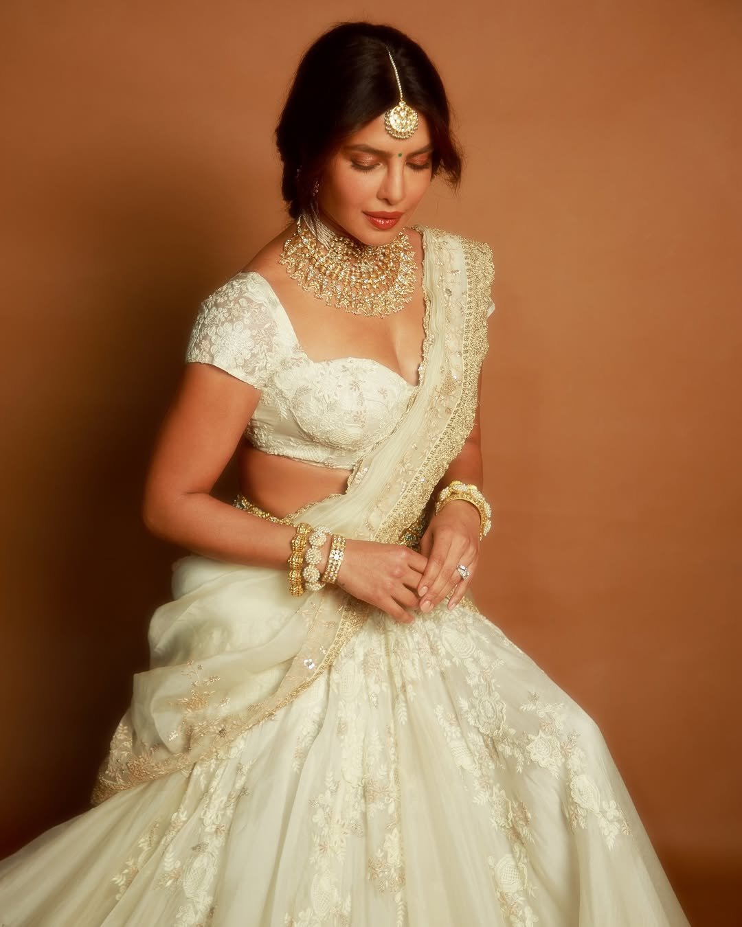 Priyanka Chopra Regal in White Gold Saree in Varanasi Title Launch Event (6)