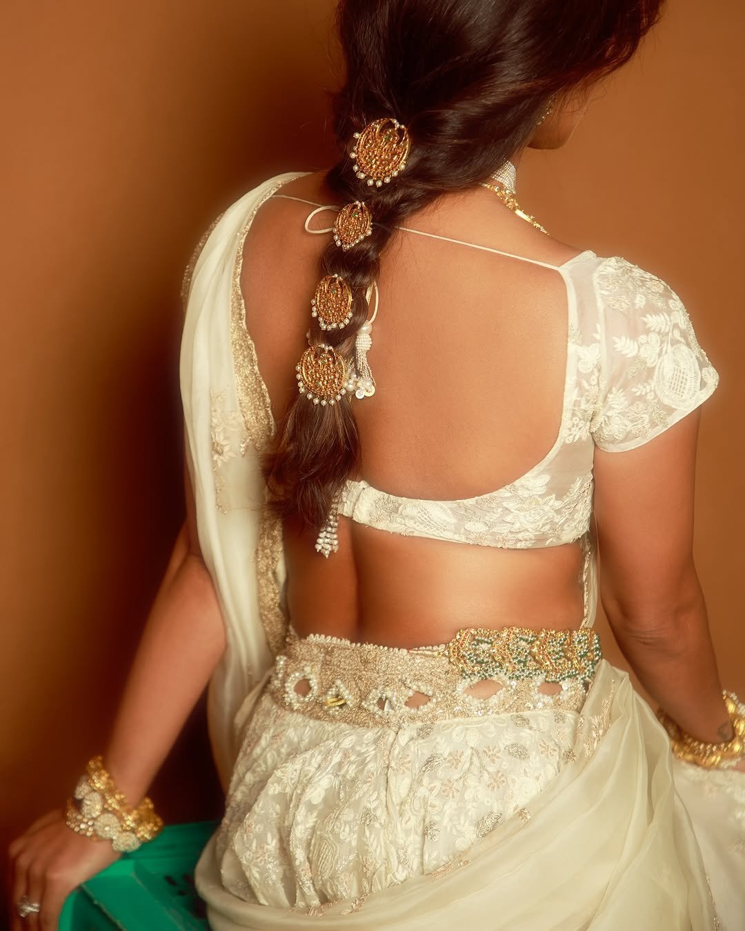 Priyanka Chopra Regal in White Gold Saree in Varanasi Title Launch Event (9)