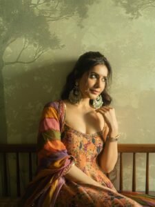Raashi Khanna Elegant in Floral Ethnic Dress Photos (1)