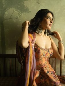 Raashi Khanna Elegant in Floral Ethnic Dress Photos (2)