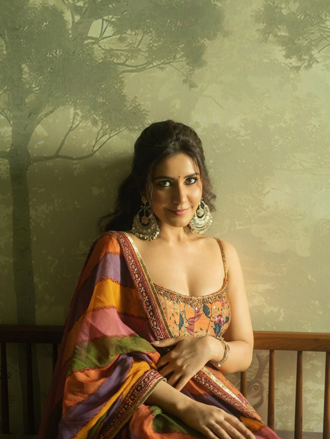 Raashi Khanna Elegant in Floral Ethnic Dress Photos (4)