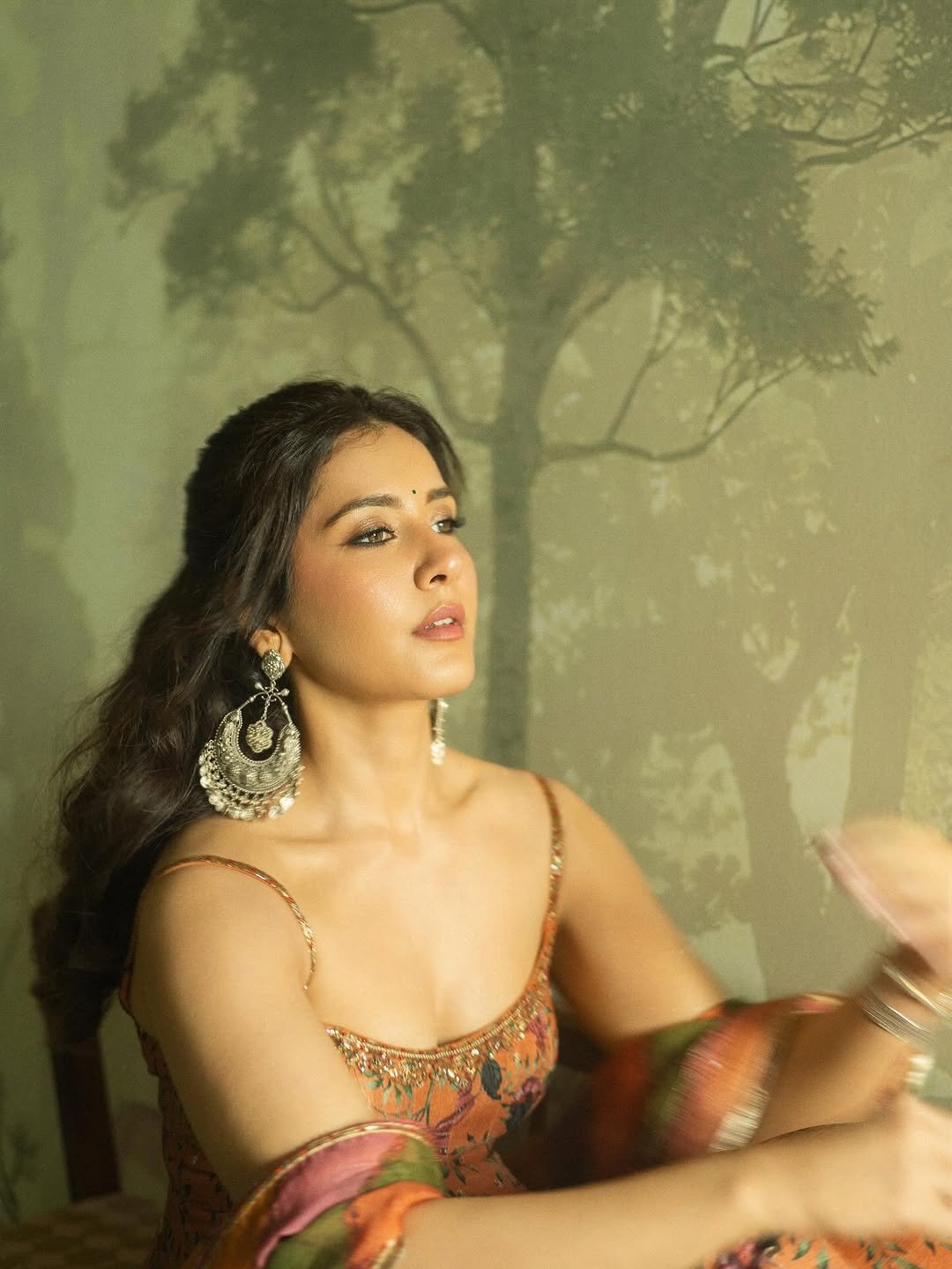 Raashi Khanna Elegant in Floral Ethnic Dress Photos (6)