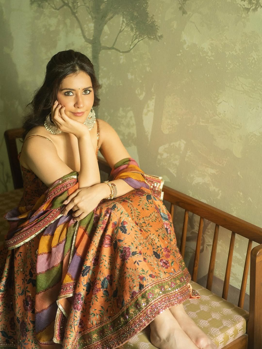 Raashi Khanna Elegant in Floral Ethnic Dress Photos (8)
