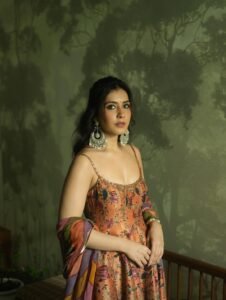Raashi Khanna Elegant in Floral Ethnic Dress Photos (9)