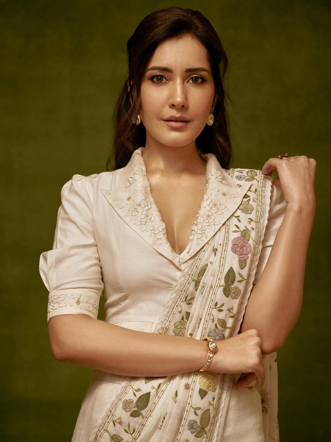Raashi Khanna Elegant in White Floral Saree (1)