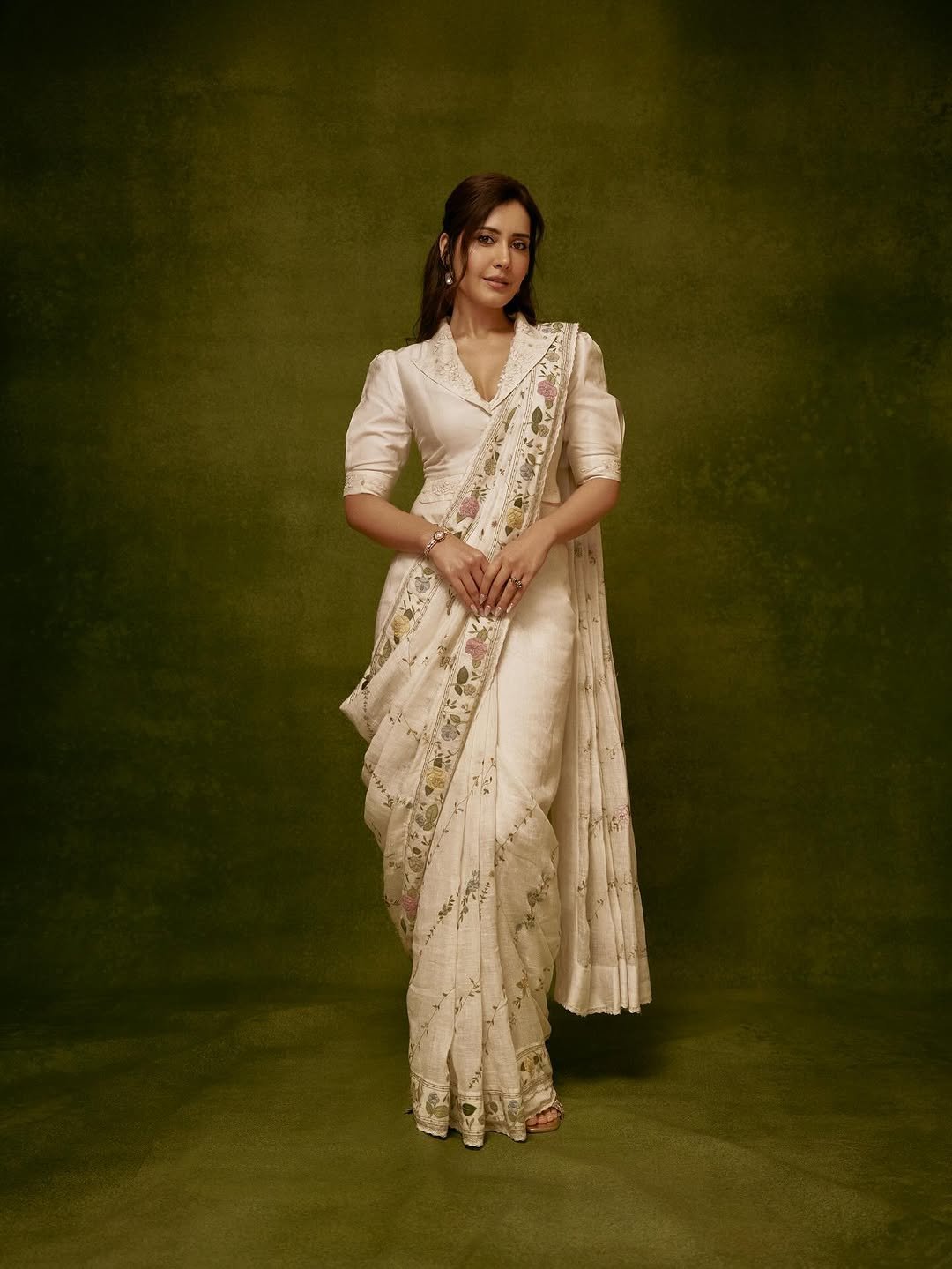 Raashi Khanna Elegant in White Floral Saree (5)