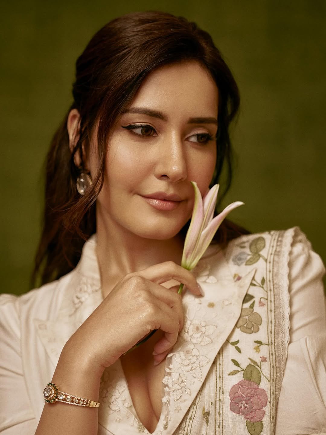 Raashi Khanna Elegant in White Floral Saree (7)