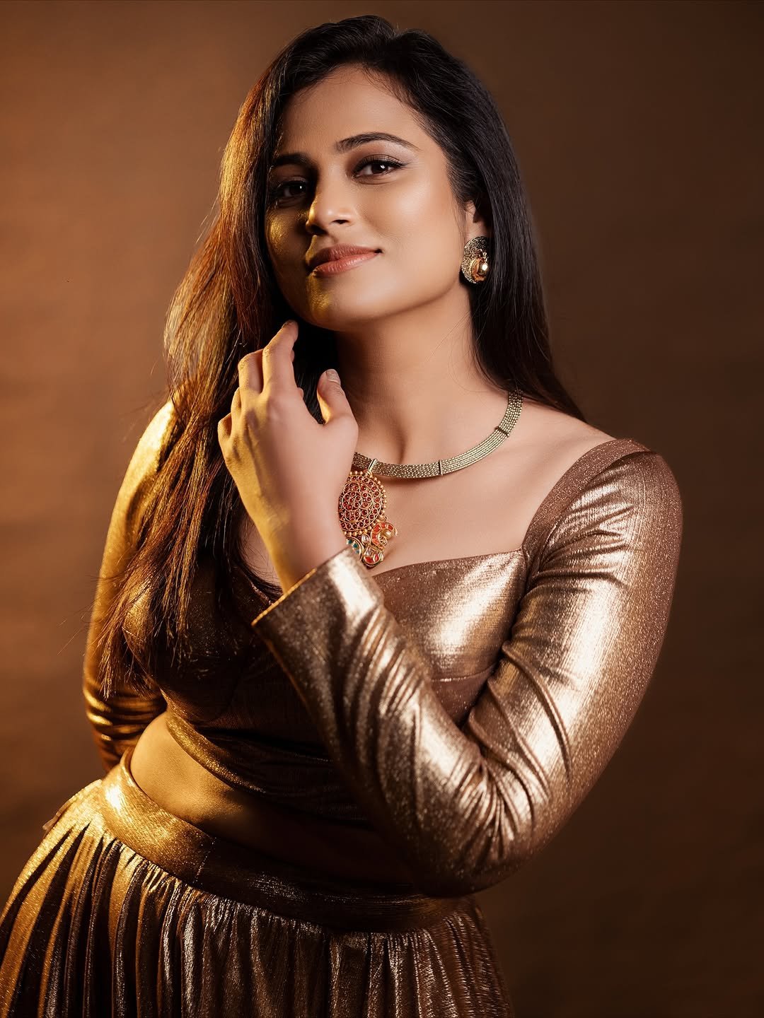 Ramya Pandian Gorgeous in Gold Metallic Outfit (1)