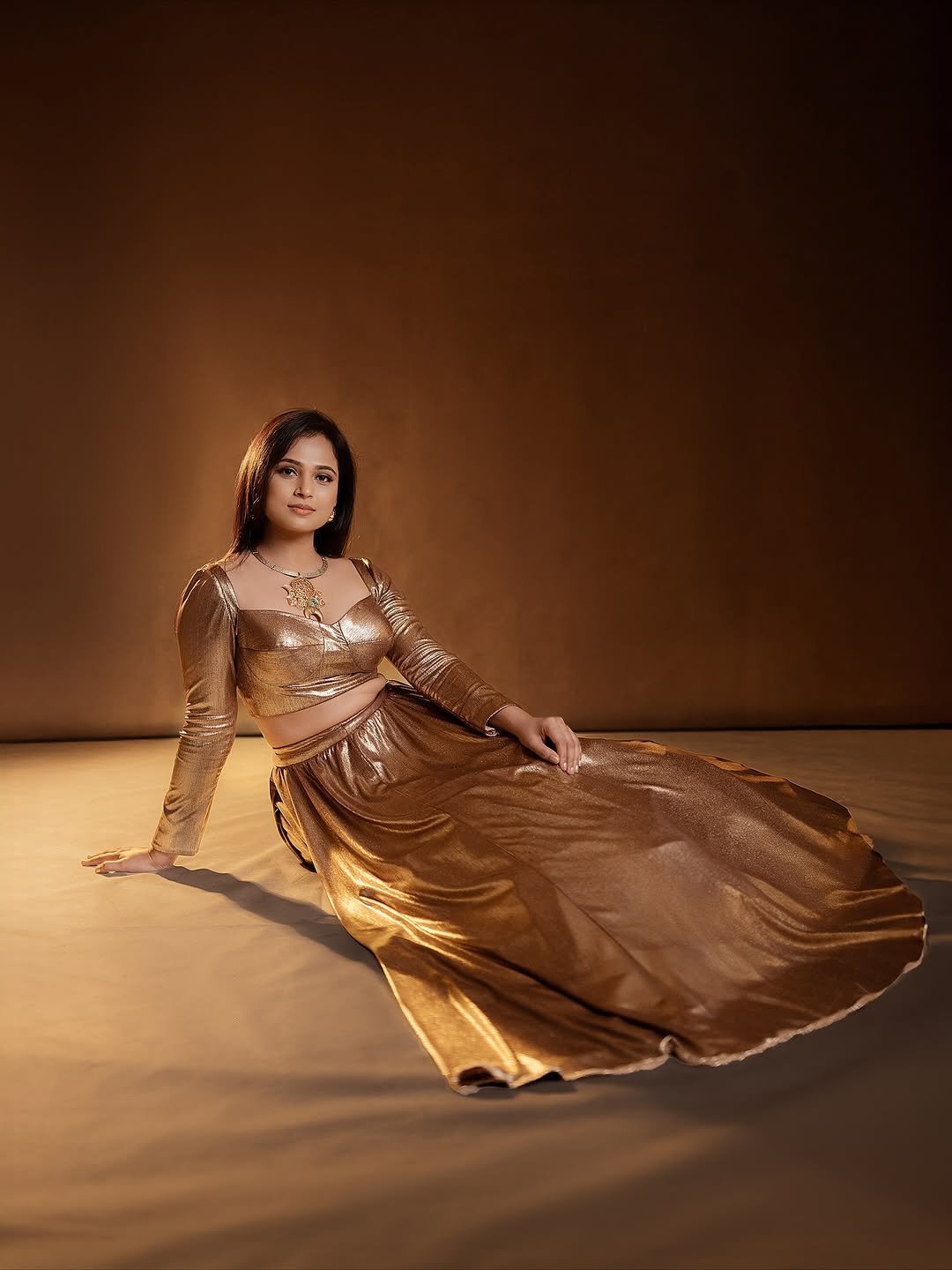 Ramya Pandian Gorgeous in Gold Metallic Outfit (10)