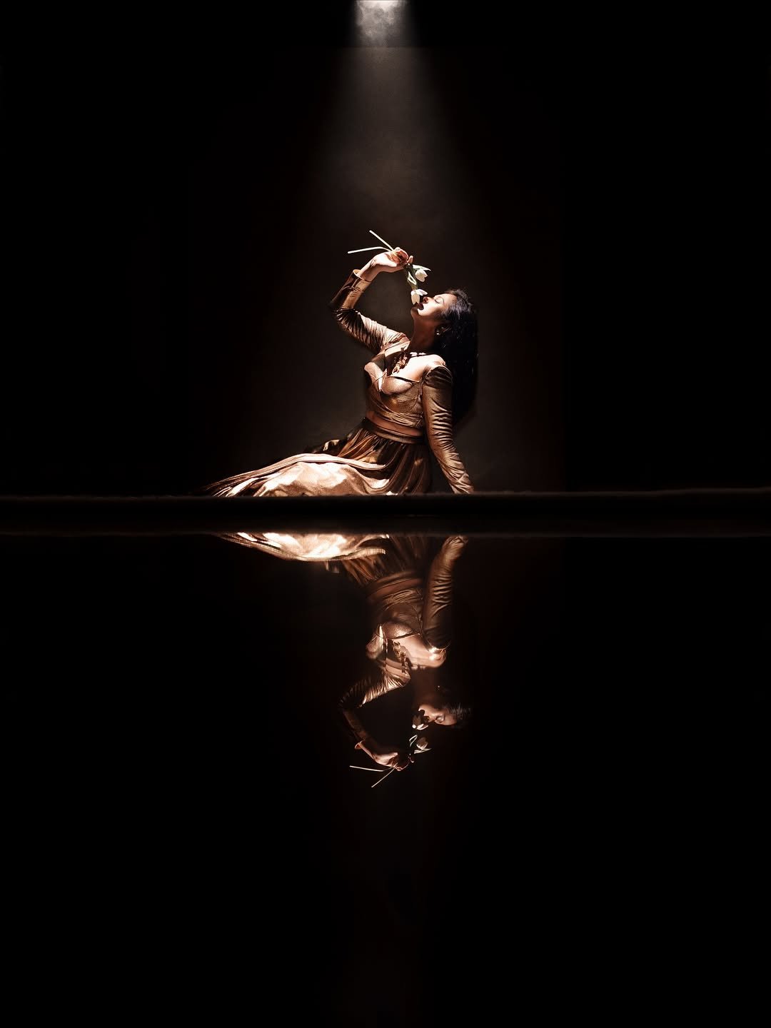 Ramya Pandian Gorgeous in Gold Metallic Outfit (11)