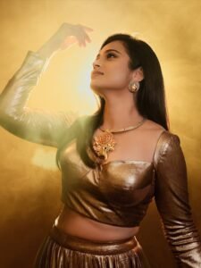 Ramya Pandian Gorgeous in Gold Metallic Outfit (14)