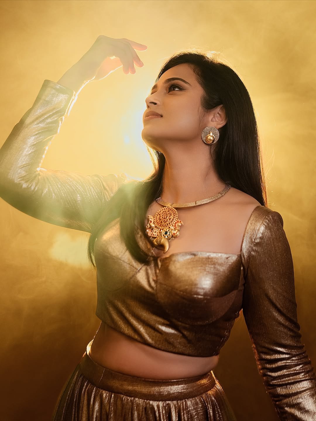 Ramya Pandian Gorgeous in Gold Metallic Outfit (14)