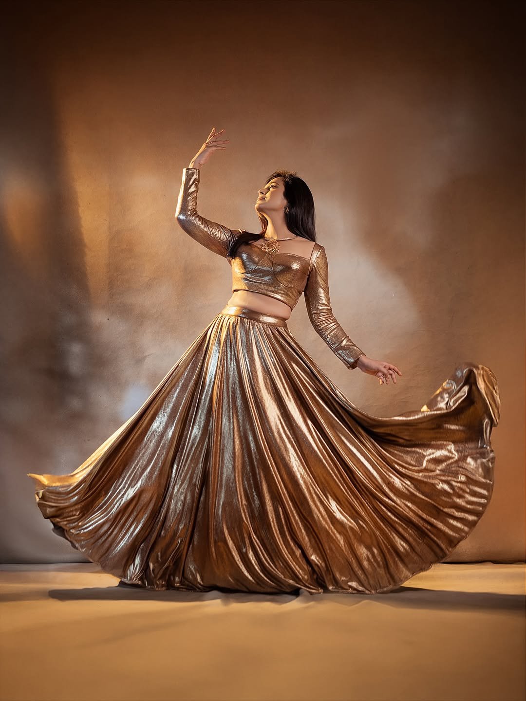 Ramya Pandian Gorgeous in Gold Metallic Outfit (16)