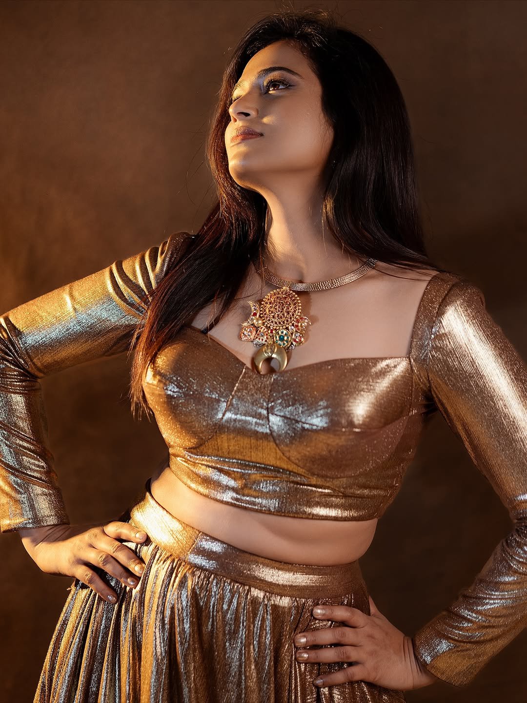 Ramya Pandian Gorgeous in Gold Metallic Outfit (3)