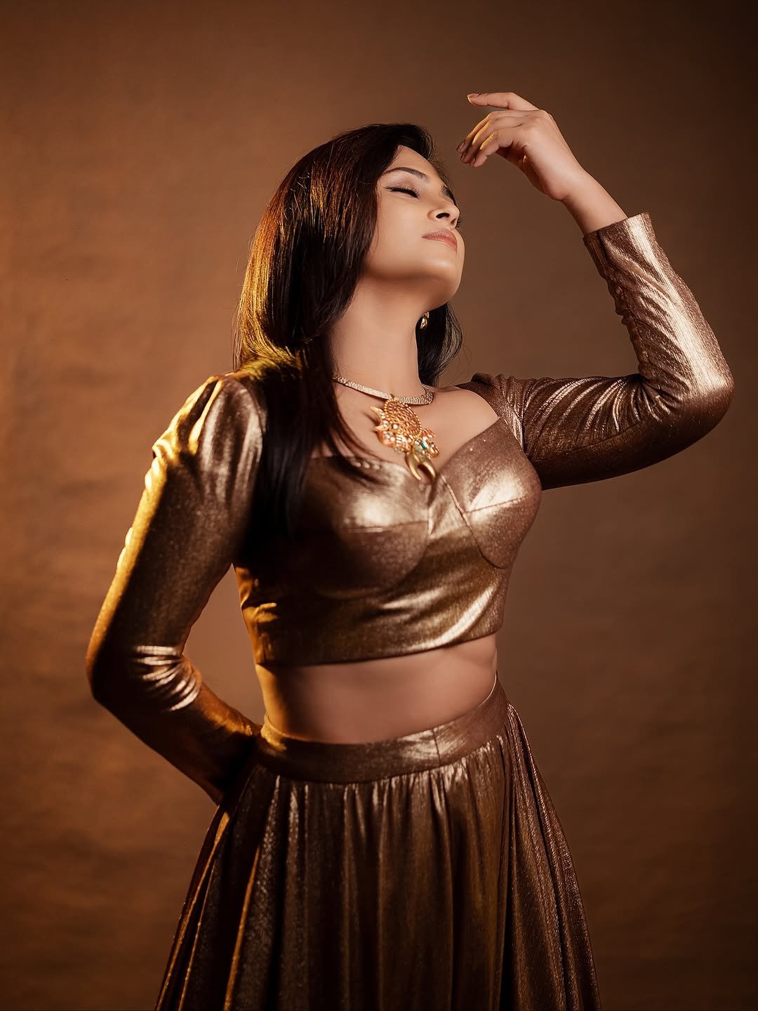 Ramya Pandian Gorgeous in Gold Metallic Outfit (4)