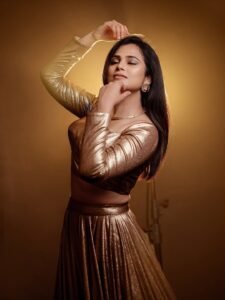 Ramya Pandian Gorgeous in Gold Metallic Outfit (5)