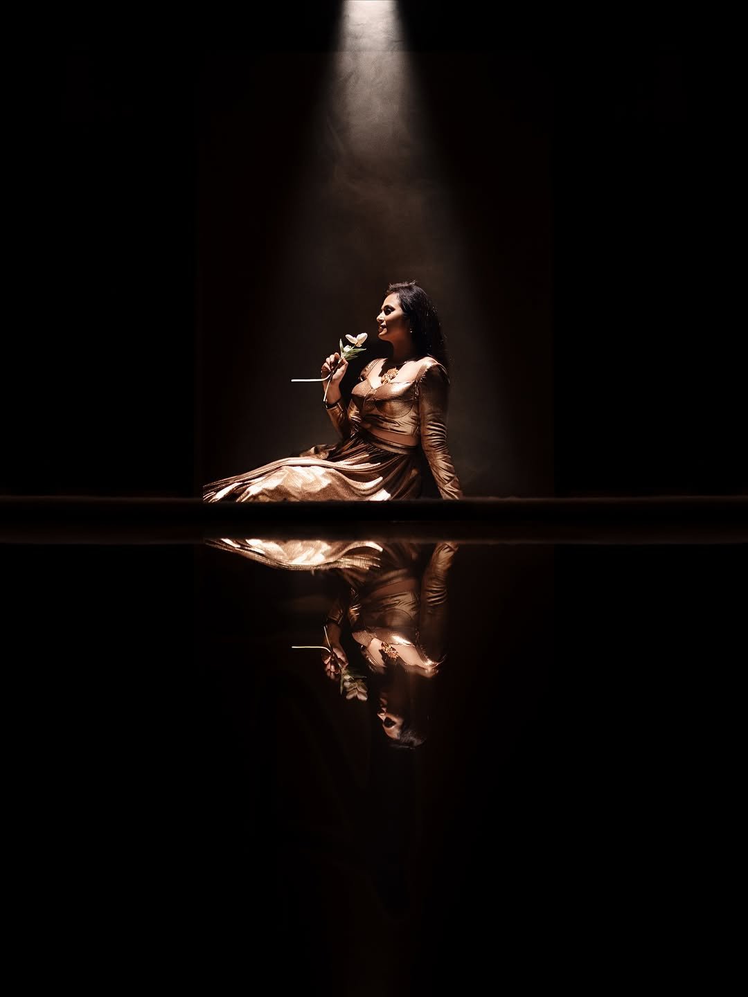 Ramya Pandian Gorgeous in Gold Metallic Outfit (6)