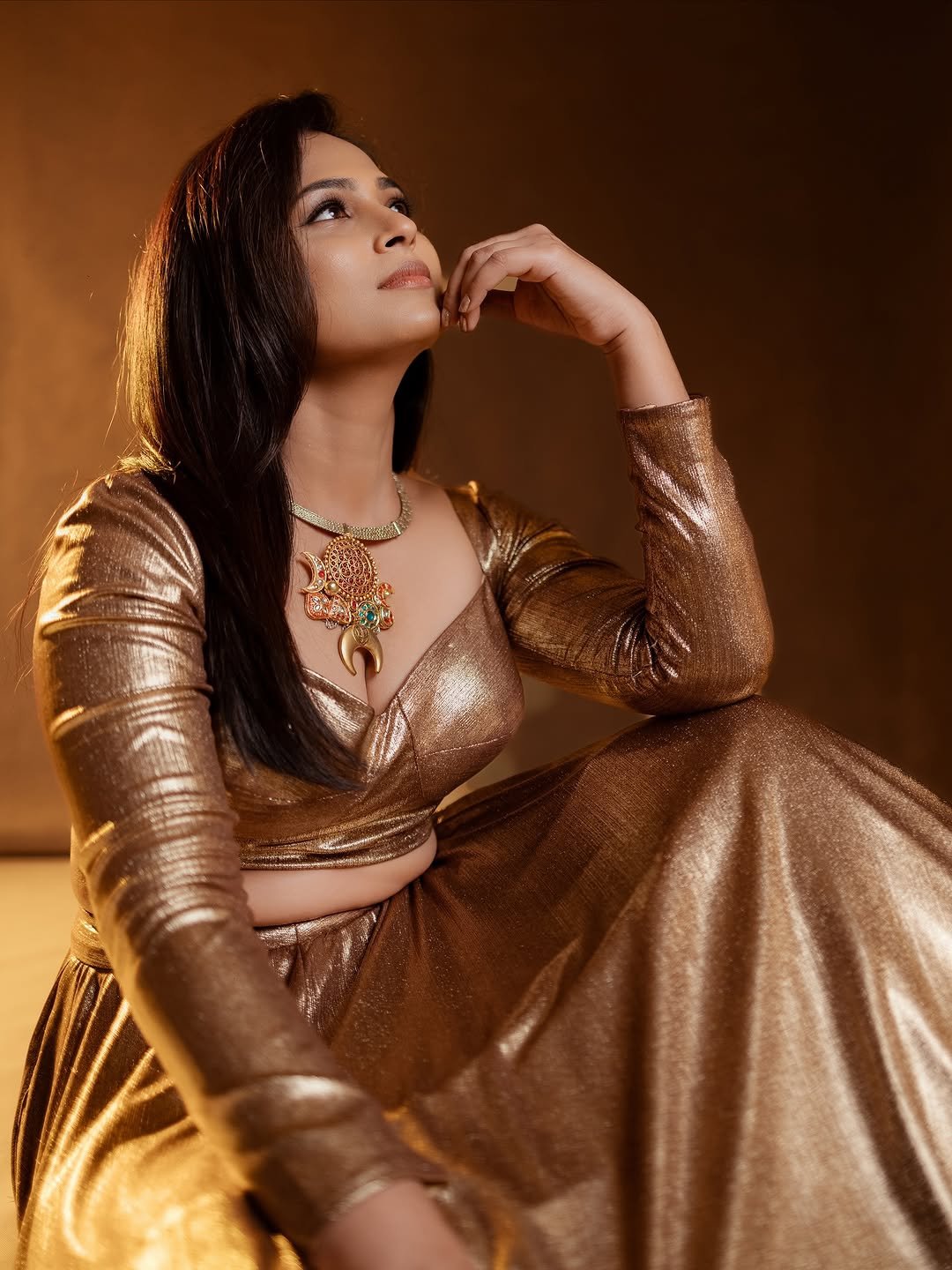 Ramya Pandian Gorgeous in Gold Metallic Outfit (7)