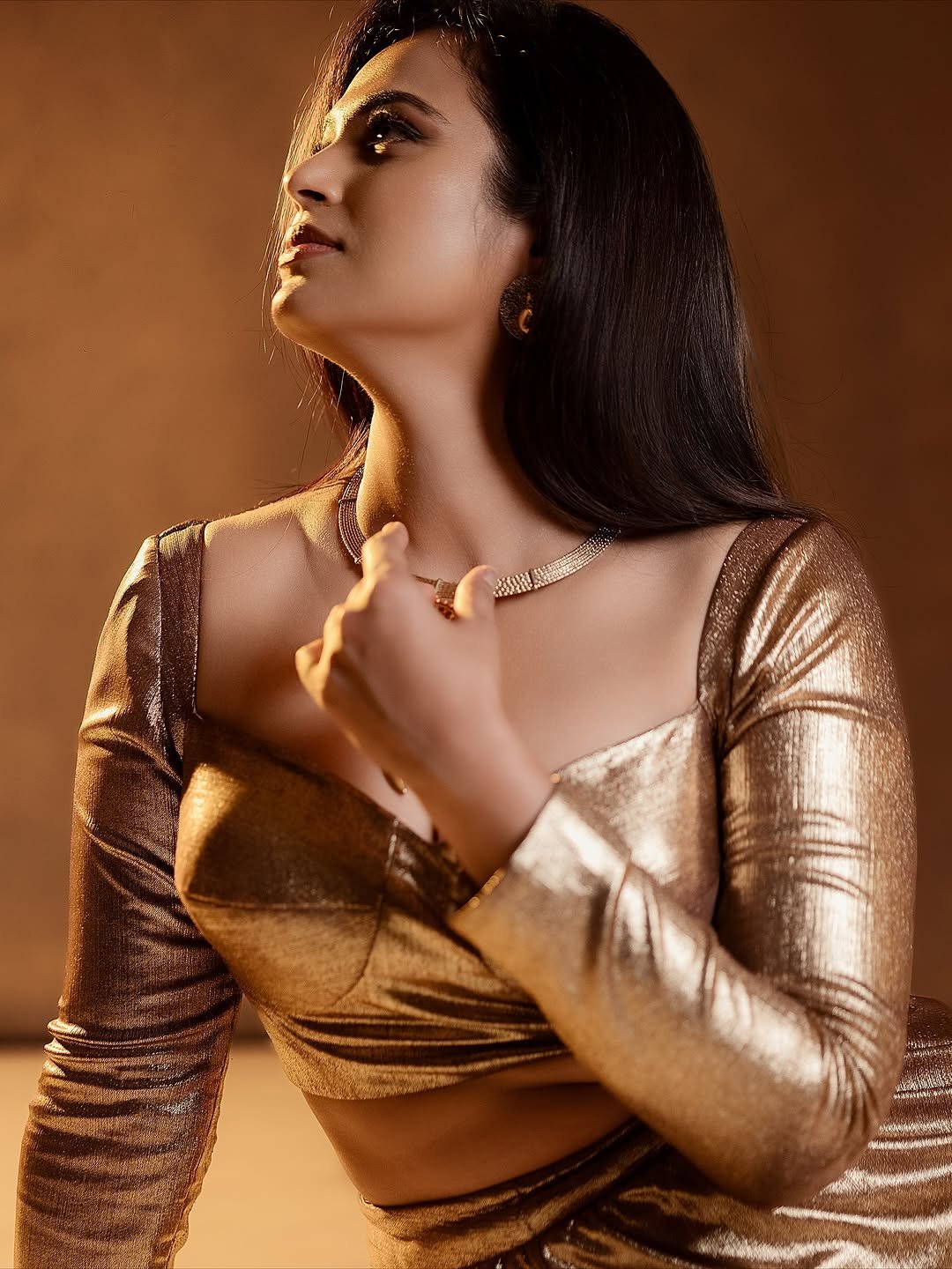 Ramya Pandian Gorgeous in Gold Metallic Outfit (8)