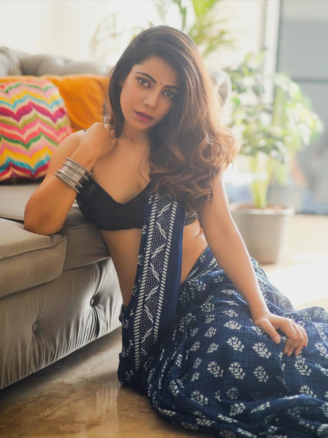 Rini Das Purkayastha Bold in Navy Blue Printed Saree Photos (1)