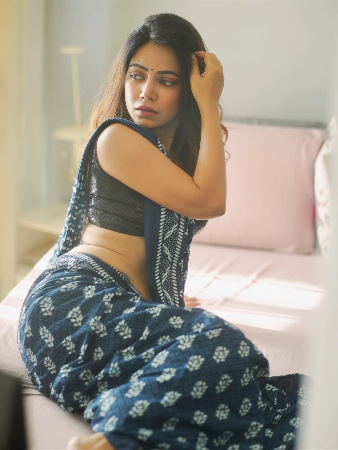 Rini Das Purkayastha Bold in Navy Blue Printed Saree Photos (11)