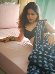 Rini Das Purkayastha Bold in Navy Blue Printed Saree Photos (13)
