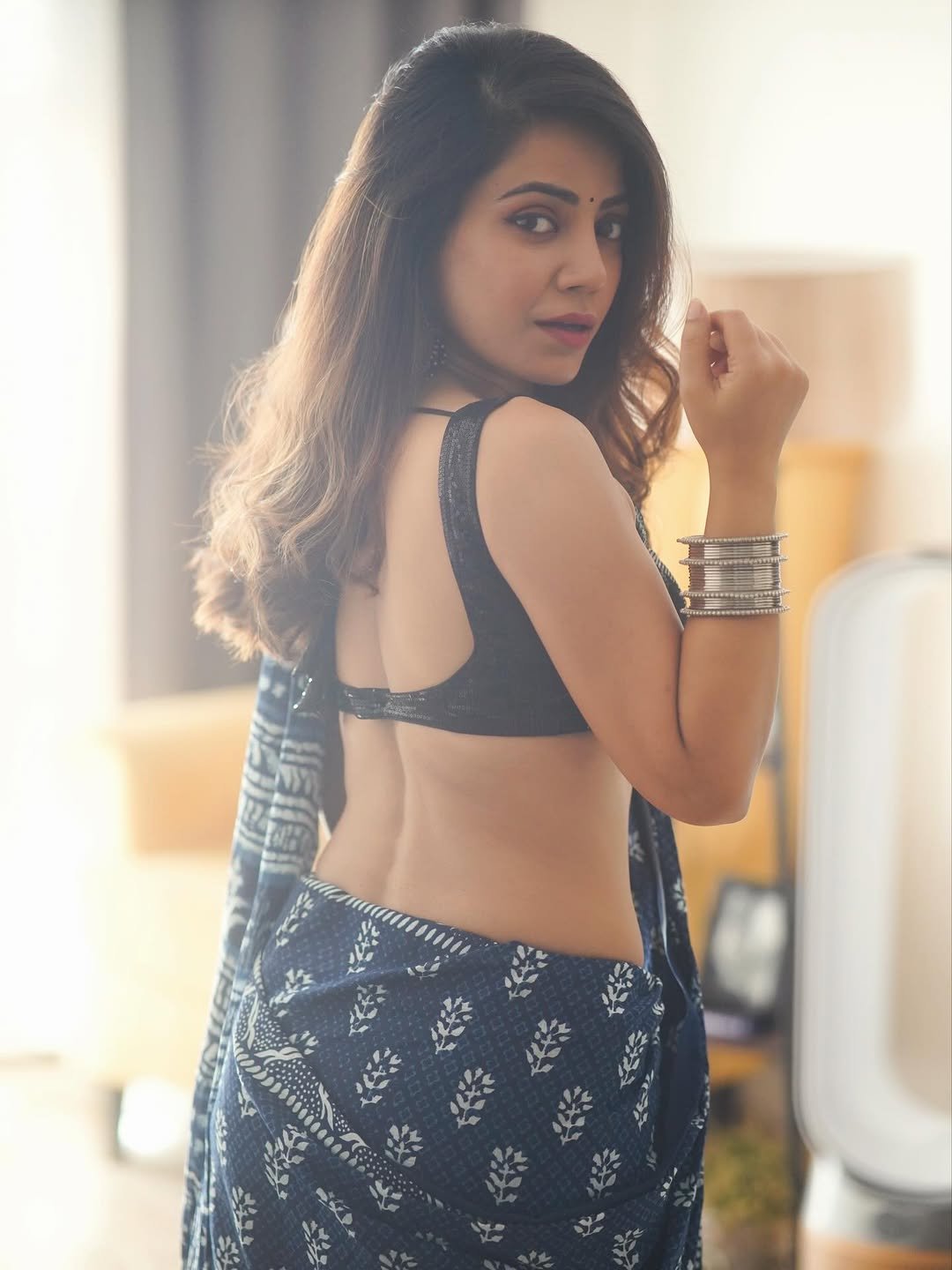 Rini Das Purkayastha Bold in Navy Blue Printed Saree Photos (15)