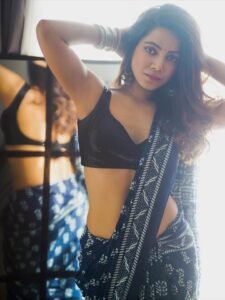 Rini Das Purkayastha Bold in Navy Blue Printed Saree Photos (3)