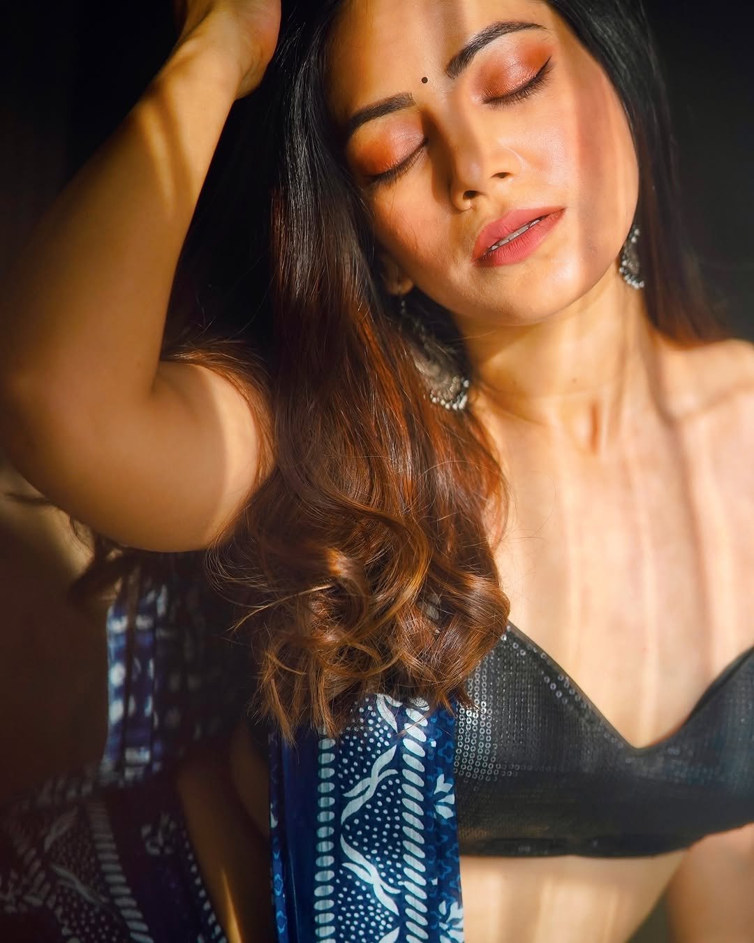 Rini Das Purkayastha Bold in Navy Blue Printed Saree Photos (7)