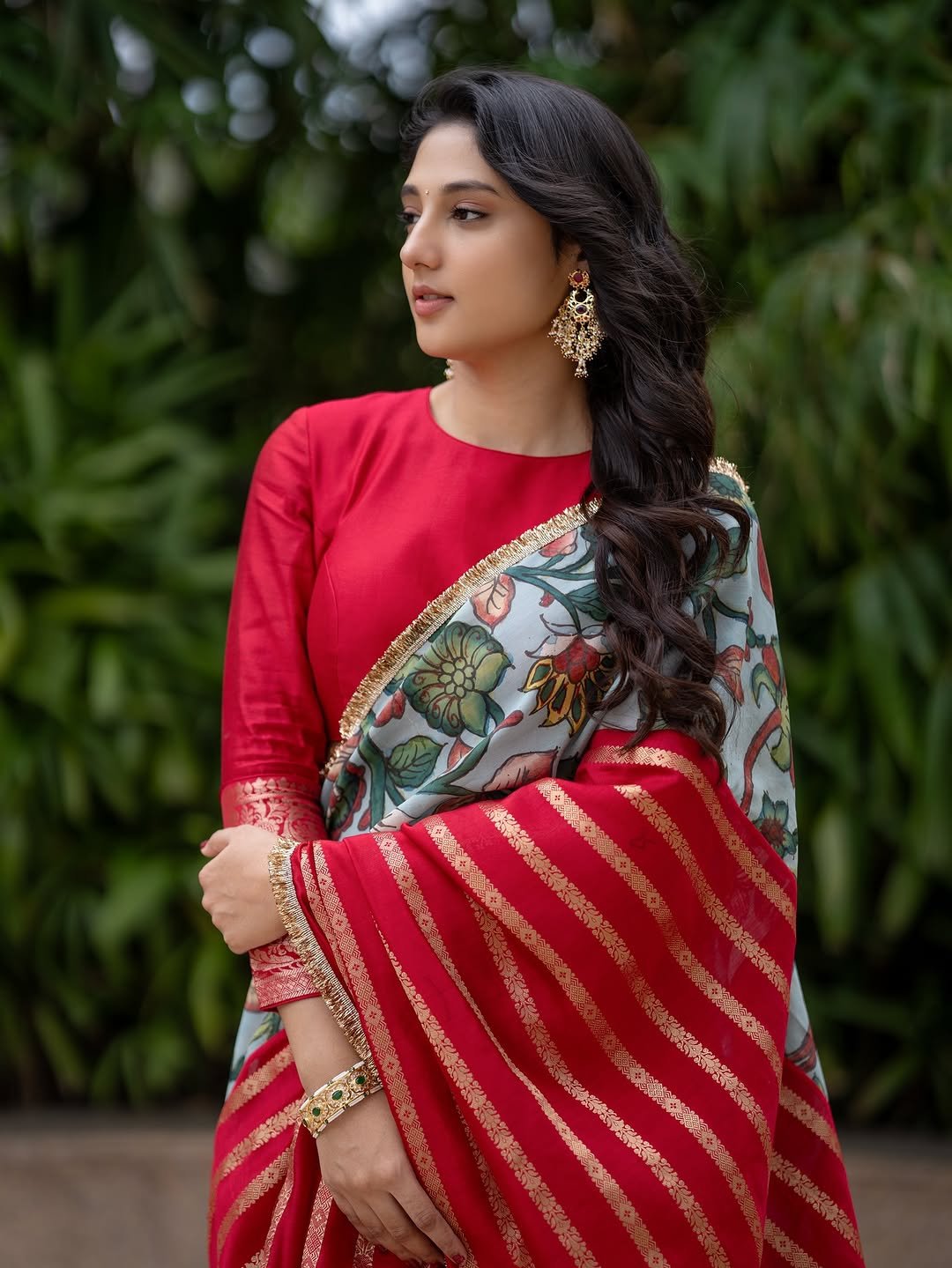Ritika Nayak Looks Stunning in Red Printed Saree Photos (1)