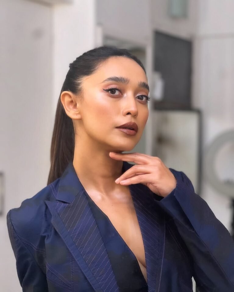 Sayani Gupta Chic in Blue Blazer Look (12)