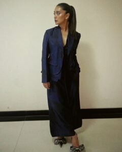 Sayani Gupta Chic in Blue Blazer Look (16)