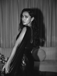 Sayani Gupta Elegant in Black Deep-Neck Saree (10)