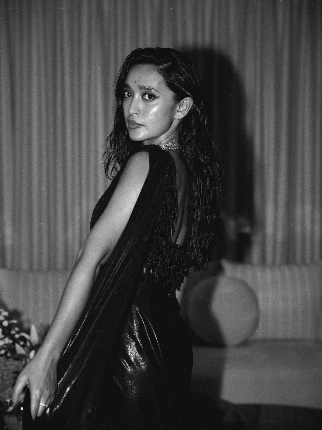 Sayani Gupta Elegant in Black Deep-Neck Saree (10)