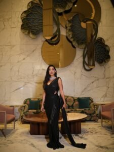 Sayani Gupta Elegant in Black Deep-Neck Saree (12)