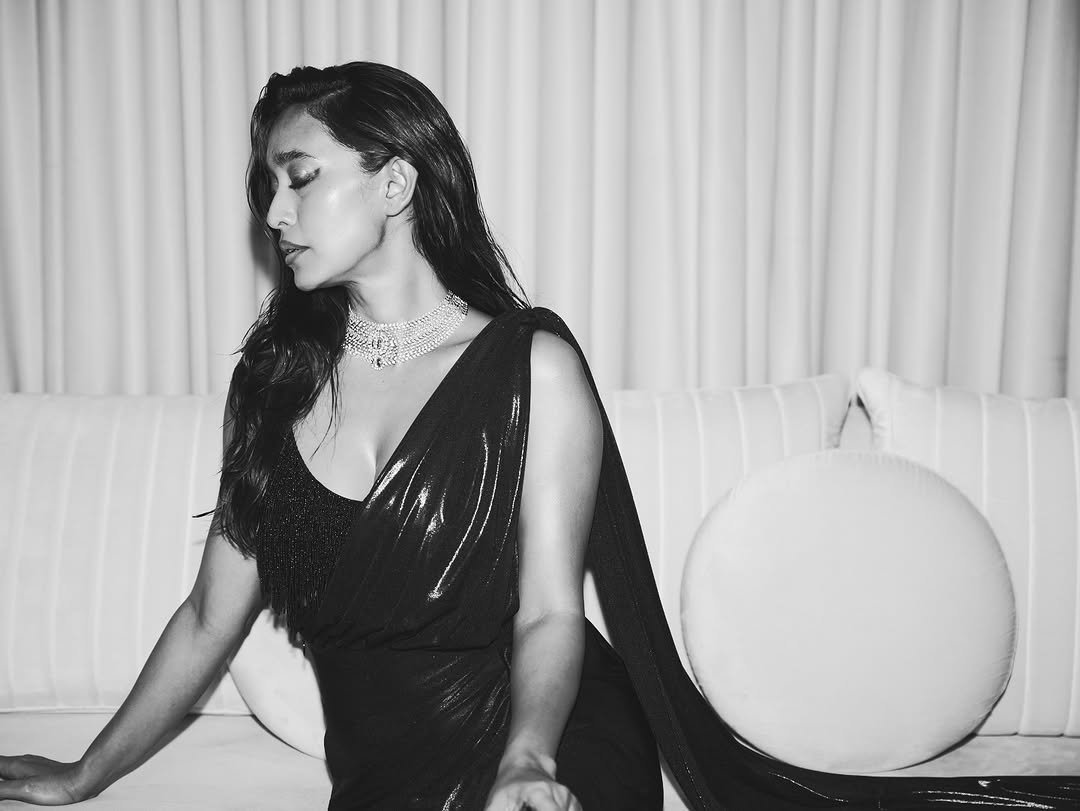 Sayani Gupta Elegant in Black Deep-Neck Saree (13)