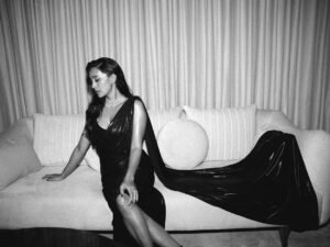 Sayani Gupta Elegant in Black Deep-Neck Saree (14)