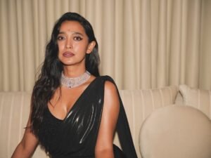 Sayani Gupta Elegant in Black Deep-Neck Saree (16)