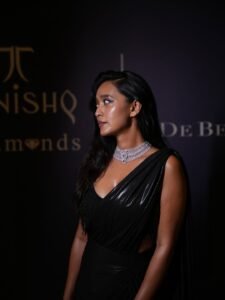 Sayani Gupta Elegant in Black Deep-Neck Saree (2)