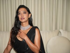 Sayani Gupta Elegant in Black Deep-Neck Saree (4)