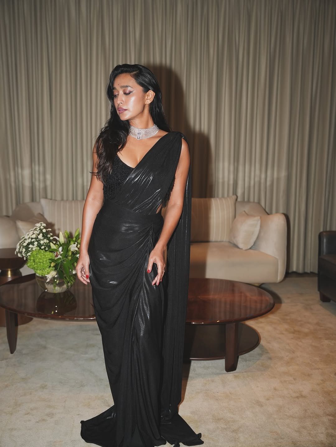 Sayani Gupta Elegant in Black Deep-Neck Saree (5)