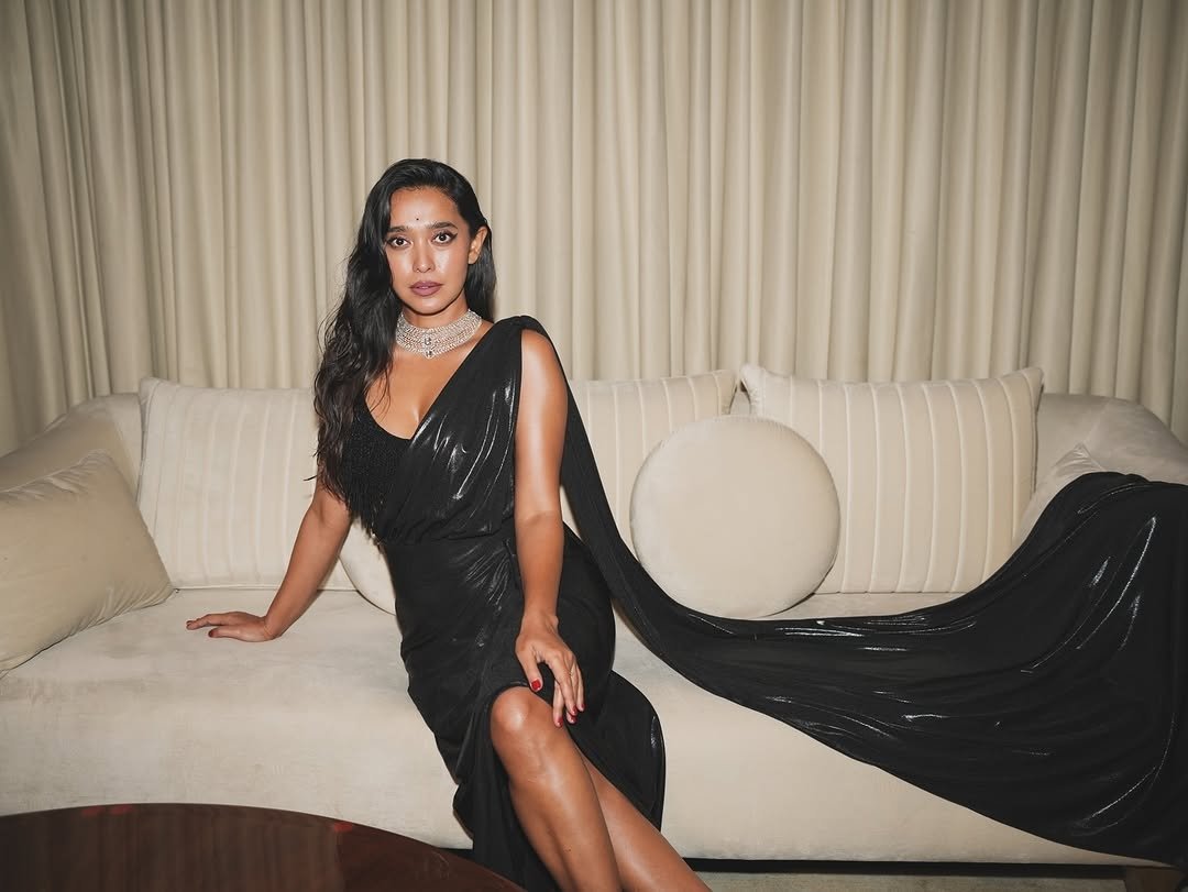 Sayani Gupta Elegant in Black Deep-Neck Saree (7)