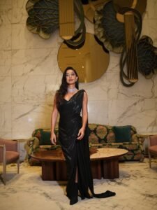 Sayani Gupta Elegant in Black Deep-Neck Saree (8)