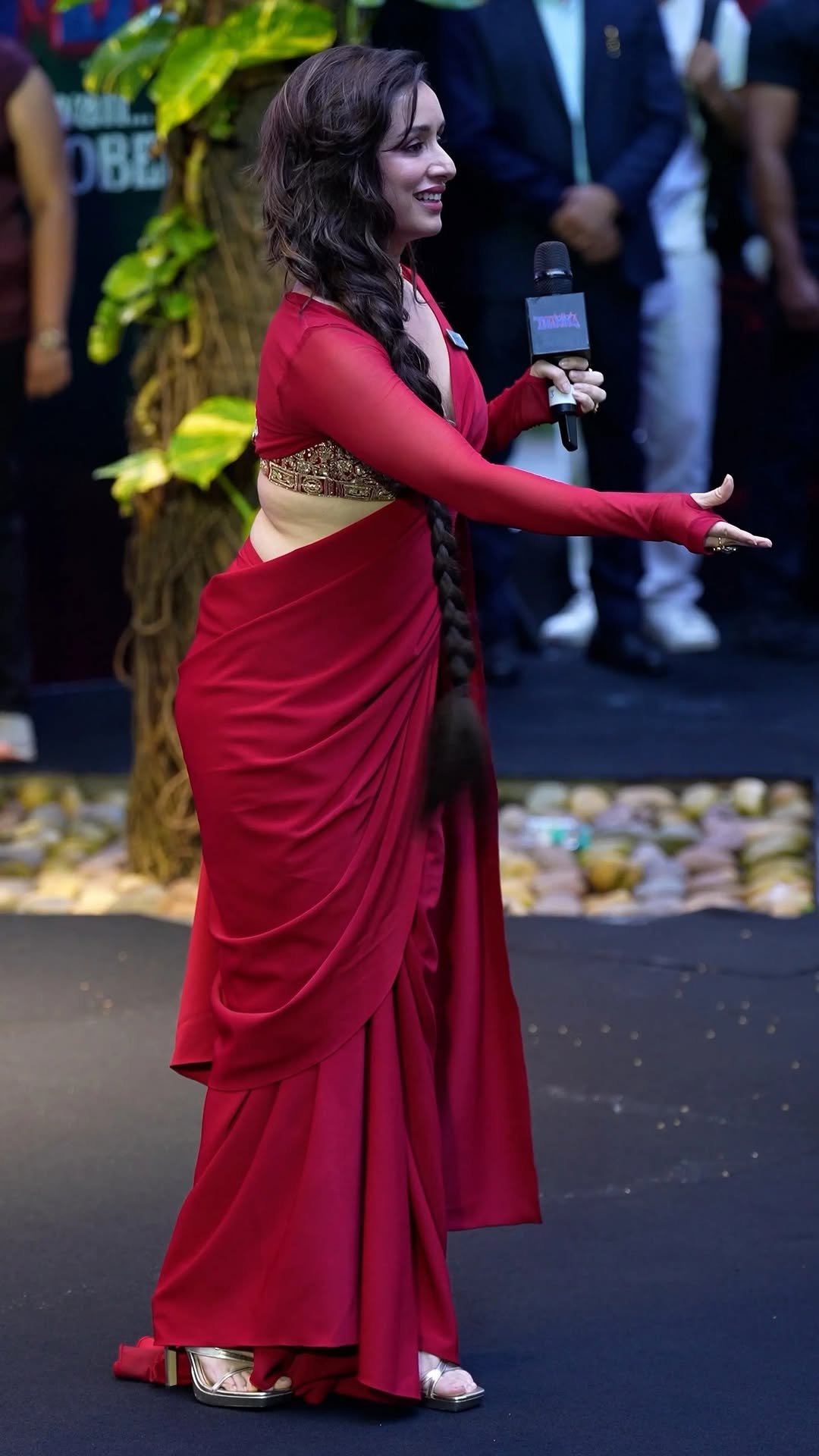 Shraddha Kapoor Graceful in Red Saree (9)