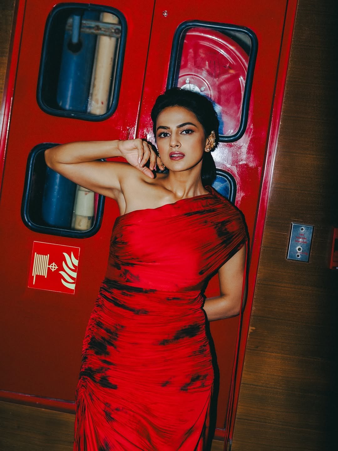 Shraddha Srinath Bold in Dramatic One-Shoulder Red Ruched Gown (11)