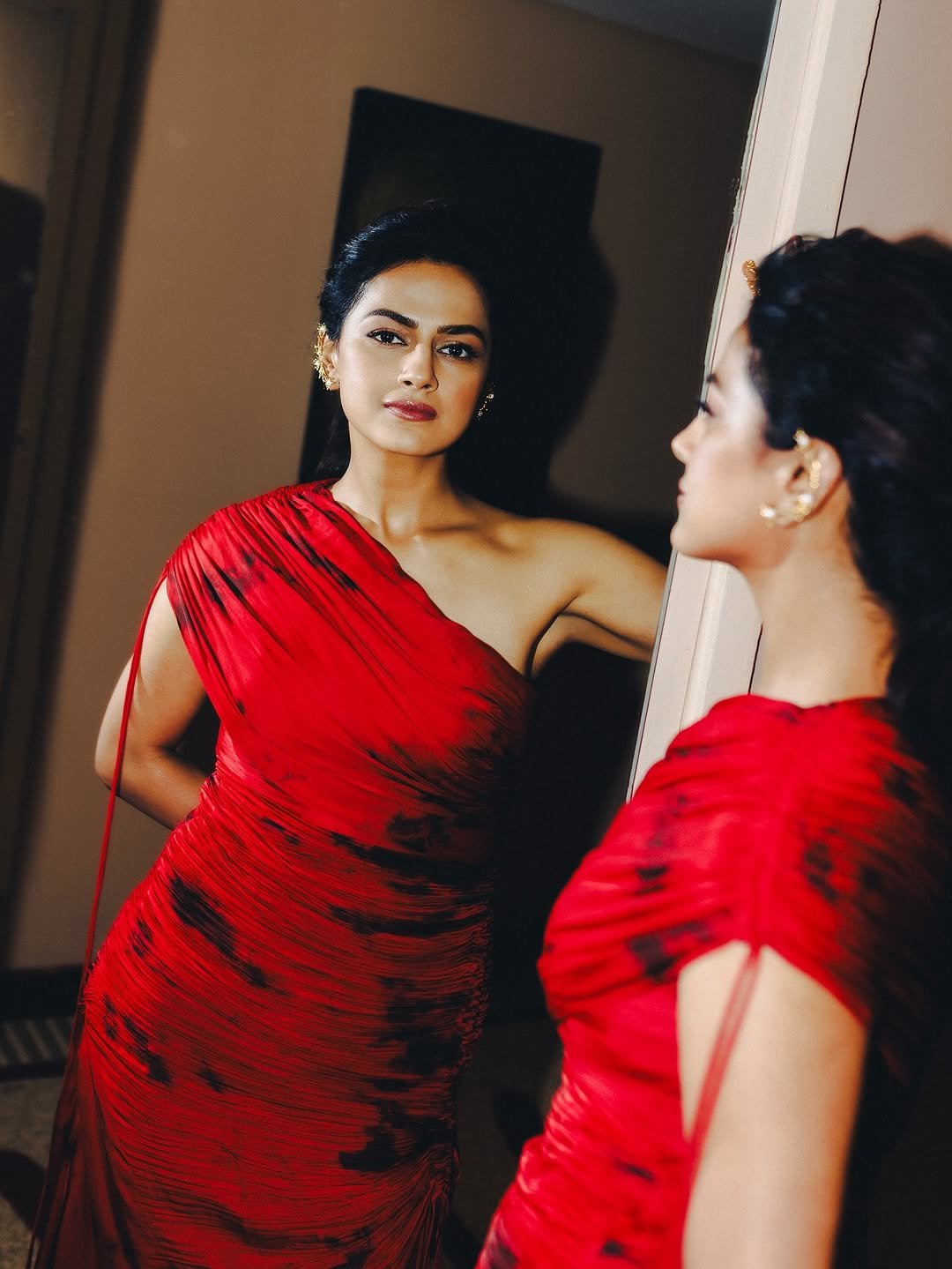 Shraddha Srinath Bold in Dramatic One-Shoulder Red Ruched Gown (12)