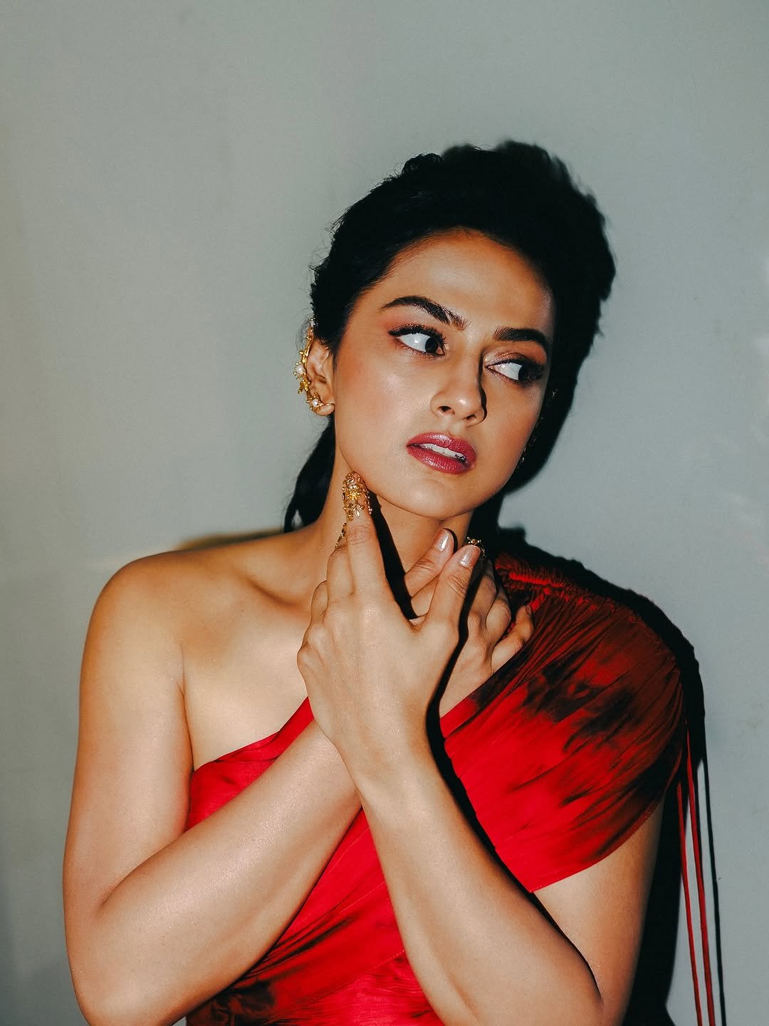 Shraddha Srinath Bold in Dramatic One-Shoulder Red Ruched Gown (15)