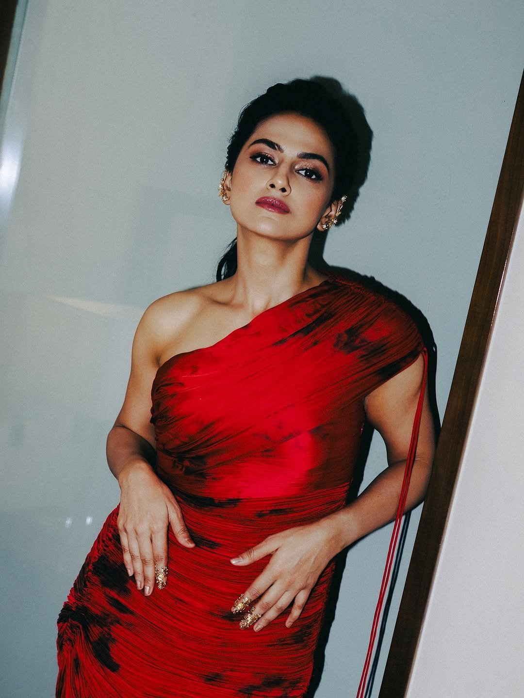 Shraddha Srinath Bold in Dramatic One-Shoulder Red Ruched Gown (5)